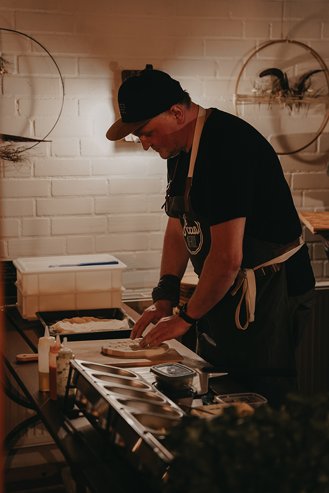 Rudi Mantler beim Pizza machen